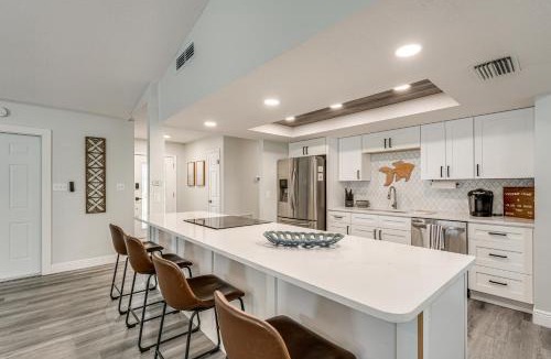 Holiday House | Modern Coastal Escape 1 Mi to Anclote River Park
