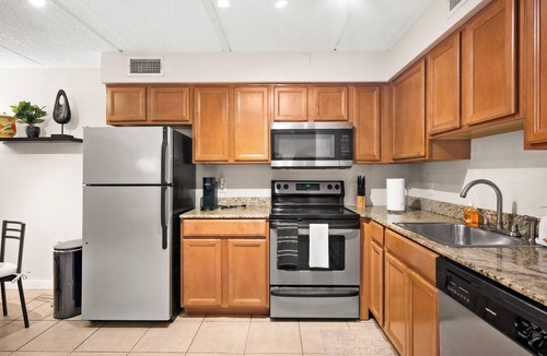Oakford Park Apartment | Modern Condo, Fire Pit,Near Bucs Stadium, Downtown & TPA Airport
