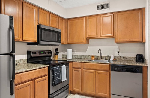 Oakford Park Apartment | Modern Condo, Fire Pit,Near Bucs Stadium, Downtown & TPA Airport