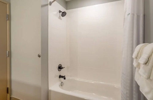 San Angelo House | Modern Convenience! Relaxing Unit! Onsite Pool, FREE Breakfast, Parking!