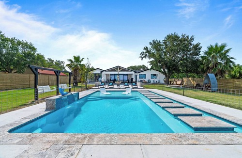 Rockport House | Modern Copano Bayfront Retreat – Pool & Private Lighted Pier | Sleeps 8
