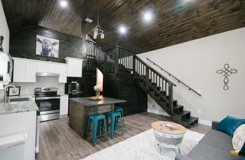 New Braunfels Cottage | Modern Country Cottage w/Brand New Screened-In Porch and Hot Tub