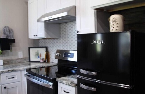 New Braunfels Cottage | Modern Country Cottage w/Brand New Screened-In Porch and Hot Tub