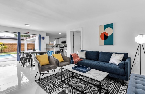 Driftwood House | Modern Getaway 4BRs House with Pool and Game Room