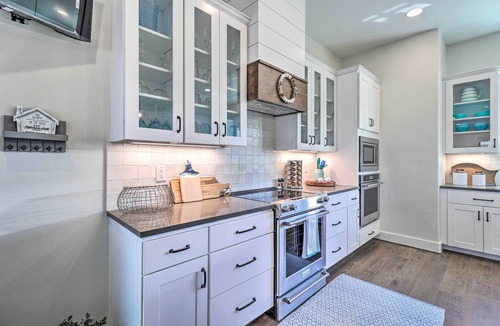Kingsland Cottage | Modern Kingsland Lake Front House w/Heated Pool!