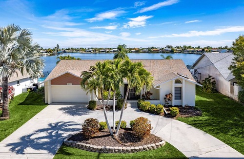 Eight Lakes House | Modern lake front villa w/beautiful views & bikes! Villa Dawn - SWFL Rentals