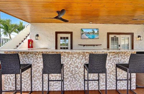 Mango Groves Apartment | Modern Lake Worth Suite 2 Queen & Pool Access