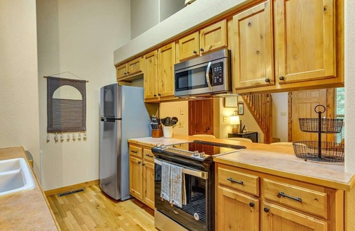 Branson West Cabin | Modern Lodge, 3 Miles from Silver Dollar City!