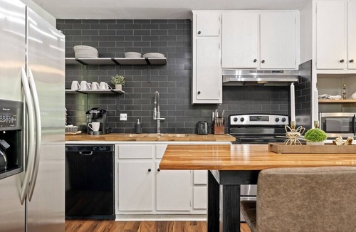Crestwood South House | Modern Lodge Home near Downton w/Hot Tub