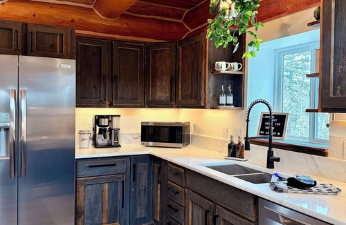 Stagetop Cabin | Modern Log Cabin Retreat: Hot Tub + Fenced Dog Area + Privacy + Starlink + Views