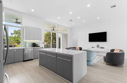 Edgewood House | Modern Luxe 2021Built Heated Pool/Jacuzzi/Gameroom