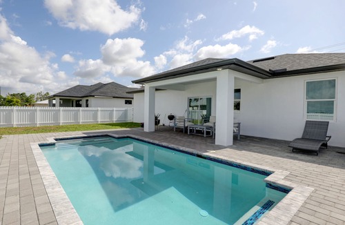 Mariner House | Modern Luxury 3 Bed/2 Bath Home With Pool and Fenced Yard