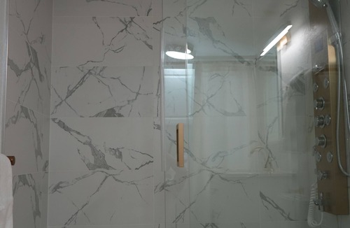 Royal Poinciana Apartment | Modern Master Suite - Private Entrance- Near Beach - Downtown - FLL - Hospitals