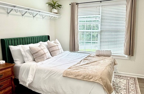 Suwanee House | Modern Mediterranean haven, 1 King 2 Queens in Suwanee-Duluth Gas South District