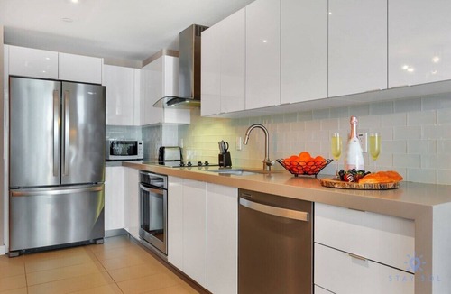 Town Square Apartment | Modern Miami Gem: City View Condo|Free Parking