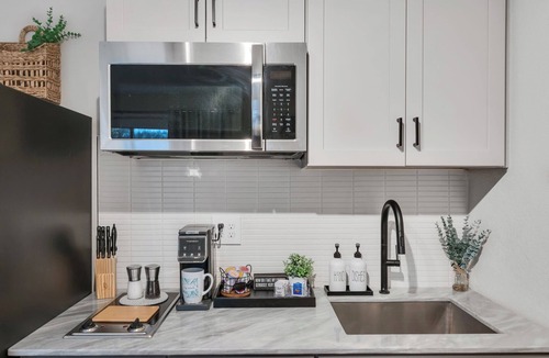 Northeast Raleigh Apartment | Modern Midtown Studio + Private Balcony