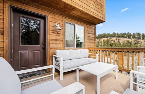 Bailey Ski Chalet | Modern Mountain Chalet - Walk to Town