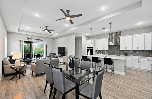 Naples Park House | Modern Naples Park Luxurious pool spa Home 5 Min to Beach