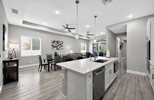 Naples Park House | Modern Naples Park Luxurious pool spa Home 5 Min to Beach