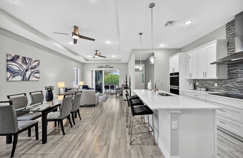 Naples Park House | Modern Naples Park Luxurious pool spa Home 5 Min to Beach