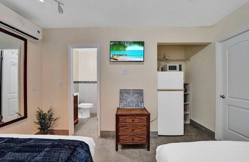 North Beach Apartment | Modern Ocean-side studio, 1BR/1bath, Hollywood, Free Parking + BBQ!