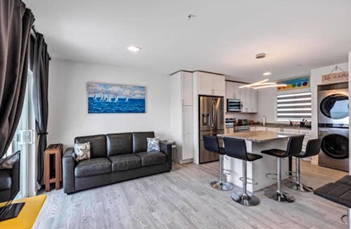 Little Venice Apartment | Modern, Oceanfront Views Apartment in Marathon with a pool and a marina
