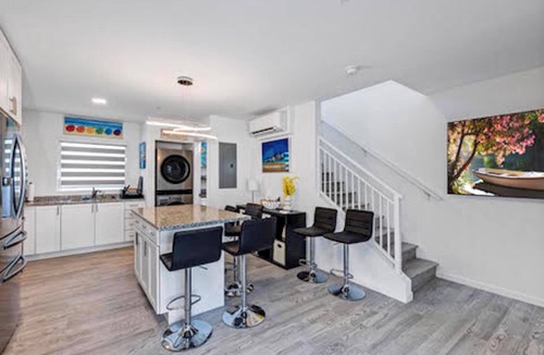 Little Venice Apartment | Modern, Oceanfront Views Apartment in Marathon with a pool and a marina