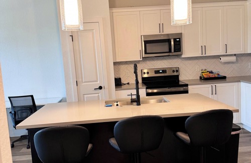 Airport North Apartment | Modern Orlando Retreag Near MCO in Gated Community + Resort Amenities & Parking