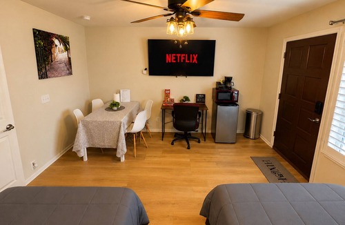San Antonio House | Modern & Private Apt near SeaWorld, Lackland AFB & Downtown.