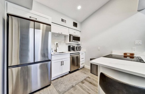 Poinsettia Heights House | Modern Retreat w/Lush Backyard - Fort Lauderdale