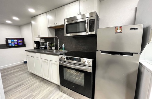 Sylvan Hills Apartment | Modern Studio in Atlanta - 12 Min to Downtown, Parking, A/C, Washer/Dryer!