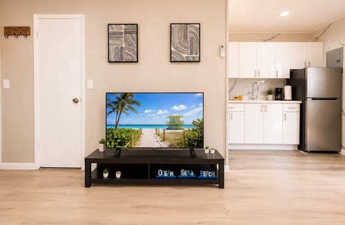 Royal Poinciana Apartment | Modern Studio Private Parking Near Beach