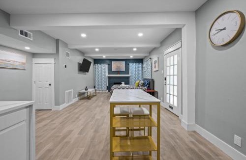 Neartown Apartment | Modern Studio Retreat with Free Park