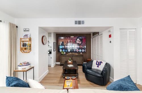 Gainesville Apartment | Modern & Stylish Condo Near UF, Shands & VA