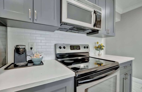 Rocky Point Condo | Modern Tampa Waterfront Condo | Heated Pool & Bar!