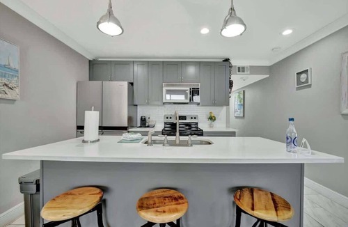 Rocky Point Condo | Modern Tampa Waterfront Condo | Heated Pool & Bar!