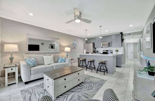 Rocky Point Condo | Modern Tampa Waterfront Condo | Heated Pool & Bar!