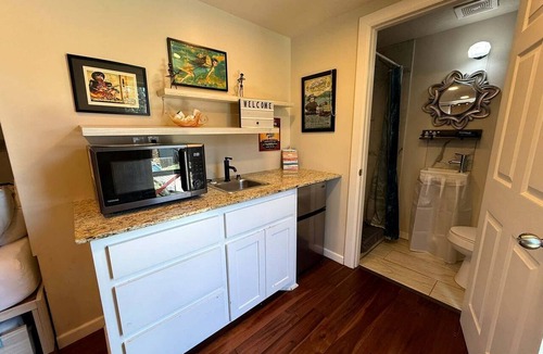 Medicine Park Cabin | Modern Tiny House Stay with Private Rooftop Deck by Wichita Mountains Wildlife Refuge – Medicine Park, OK