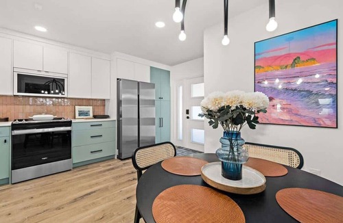 Chandler Park House | Modern Townhome I 3 Minute Walk the Beach I Patio/