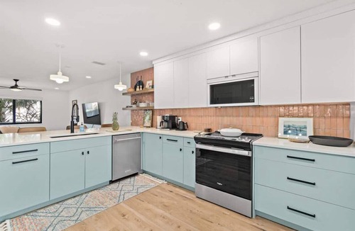 Chandler Park House | Modern Townhome I 3 Minute Walk the Beach I Patio/