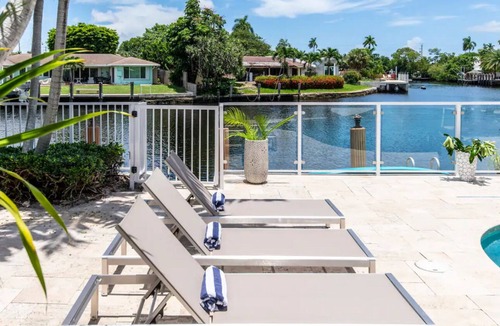 Poinsettia Heights House | Modern Tropical 6 bdr 4 bath kayak & Paddleboard.