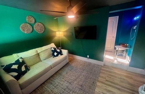 Victoria Park Apartment | Moody Stoody-O in Las Olas Beach and Holiday Park