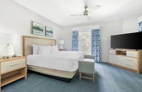 West Kissimmee Hotel | More Than a Stay—A Better Way to Travel! 2 Units with Kitchen, Outdoor Pool!