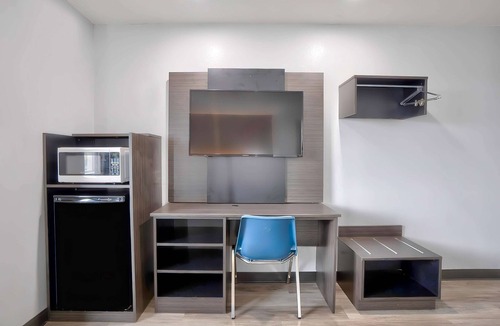 Benbrook Hotel | Motel 6 Benbrook, TX - Fort Worth