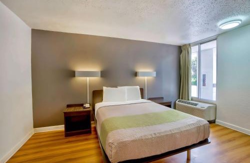 Gainesville Hotel | Motel 6-Gainesville, FL