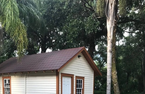 Mount Dora House | Mount Dora-Walking distance to historical downtown area, restaurants, and shops.