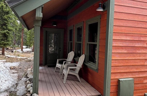 Valley of the Sun House | Mountain Modern 4 Bedroom Cabin on Hiking Trails. Great for families.