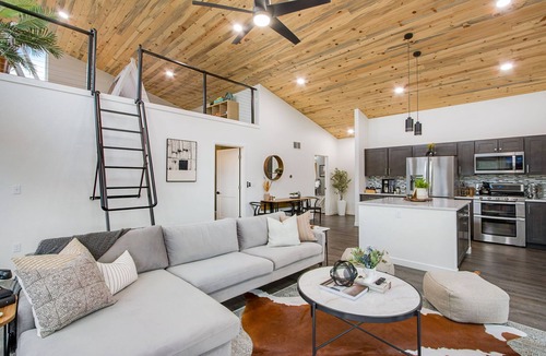 Florissant Cabin | Mountain & Pond Views, Hot Tub, Stargazing, Kid + Dog Friendly, Loft+3BR