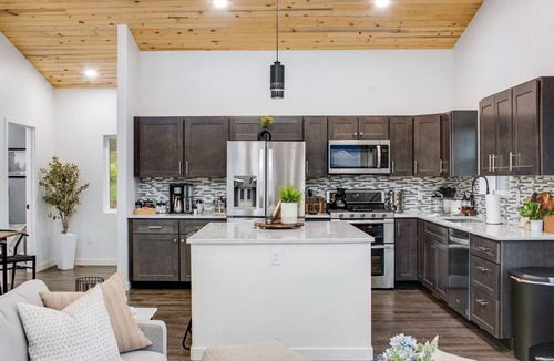 Florissant Cabin | Mountain & Pond Views, Hot Tub, Stargazing, Kid + Dog Friendly, Loft+3BR