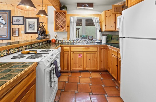 Red River House | "Mountain Spirit Riverside" Prime Riverfront Cabin, In Town,1 Block to Ski!